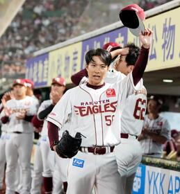 引退試合のオリックス戦の１回、登板を終えてファンの声援に応える辛島