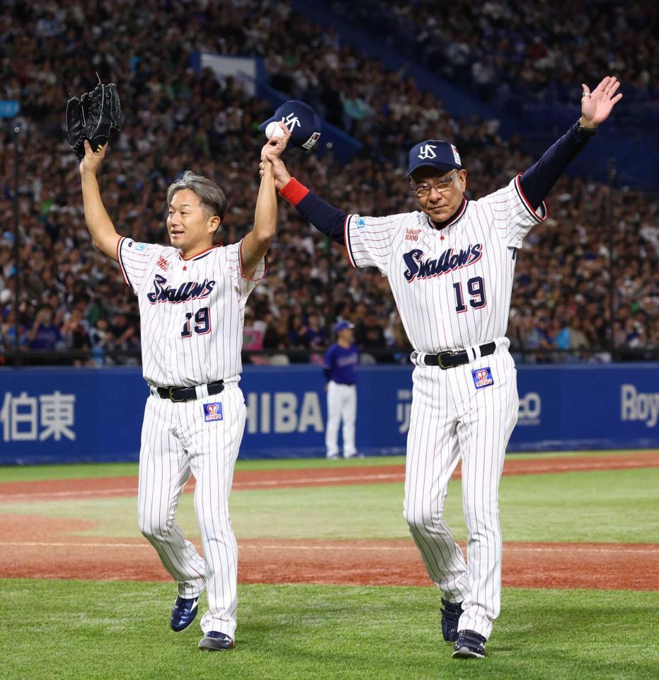 　８回、登板を終え池山監督（右）と引き揚げる石川（撮影・中島達哉）