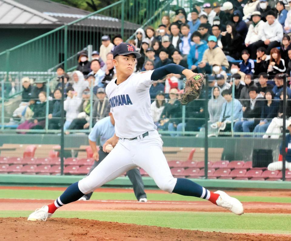 　２回、懸命に腕を振る横浜・織田