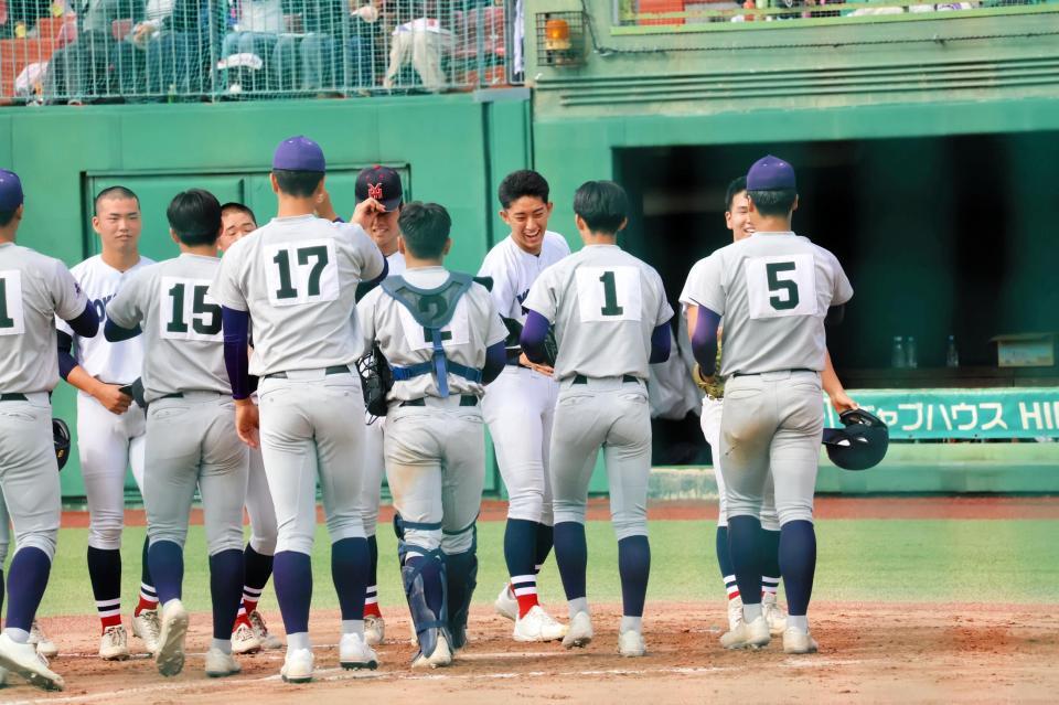 試合後、花巻東・萬谷と笑顔で握手を交わす横浜・織田（右奥から２人目）