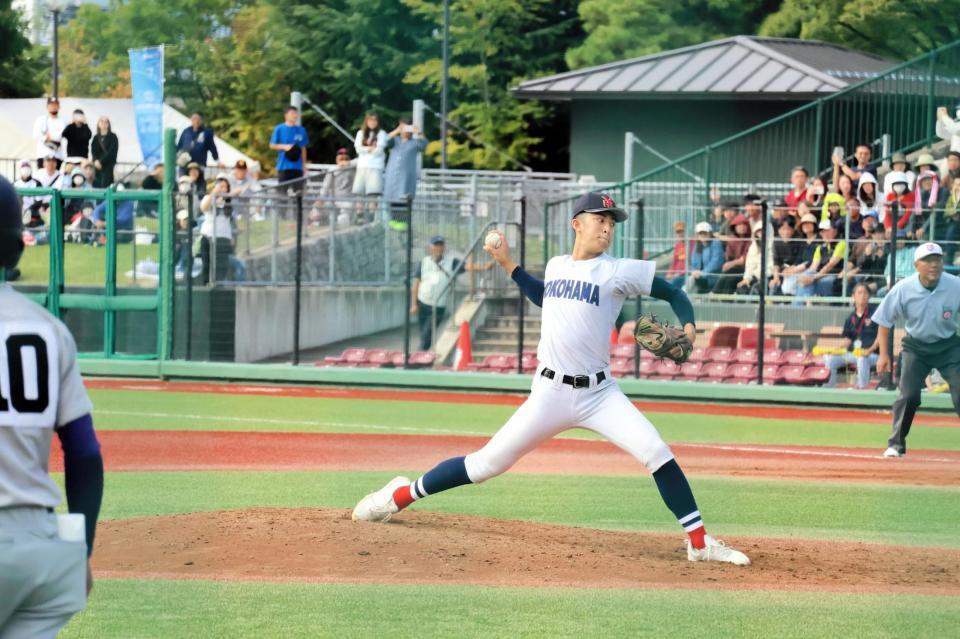 延長８回に登板する横浜・織田
