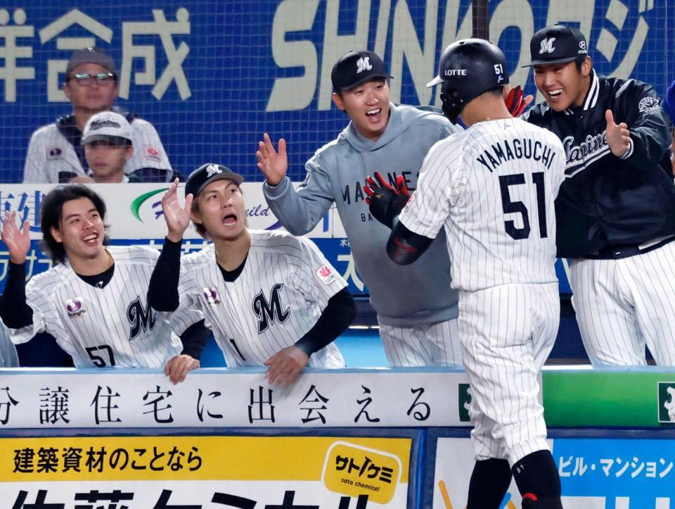 ４回、２ランを放った山口（51）を迎えるロッテナイン