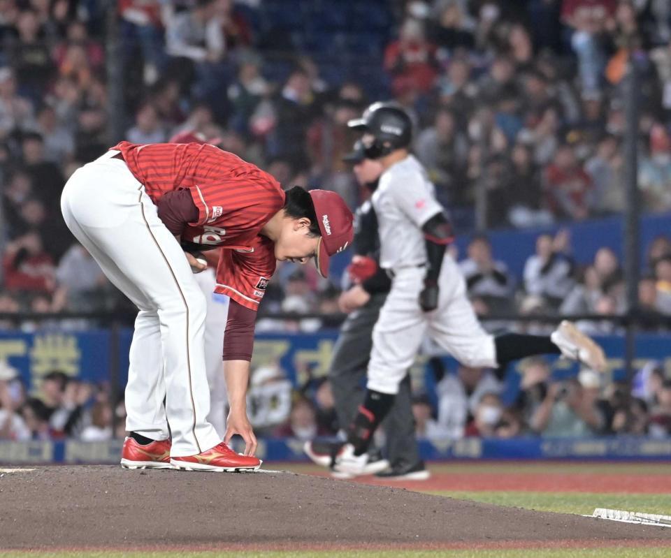 ６回、山口に２打席連続の本塁打を打たれた早川（左）＝撮影・持木克友