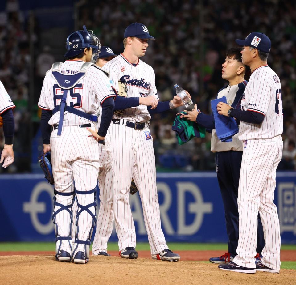 ９回、ピンチでマウンドに集まるウォルターズ（中央）らヤクルトナイン（撮影・中島達哉）