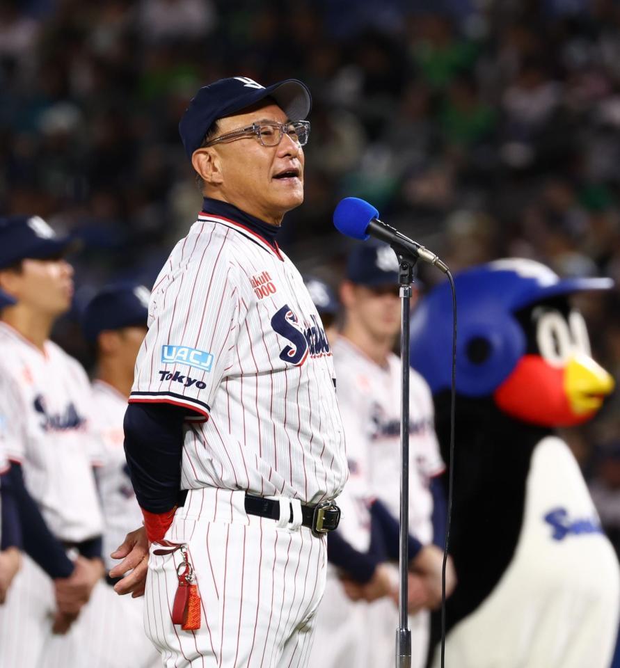 本拠地最終戦セレモニーでファンにあいさつする池山監督（撮影・中島達哉）