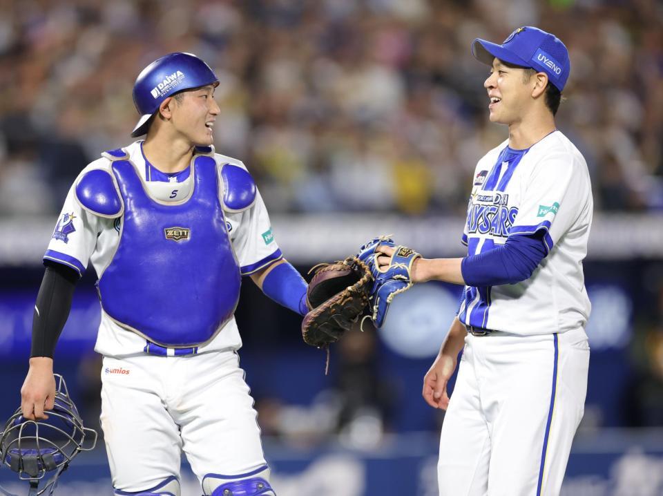 ５回、無失点に抑え、松尾（左）とタッチを交わす平良（撮影・西岡正）