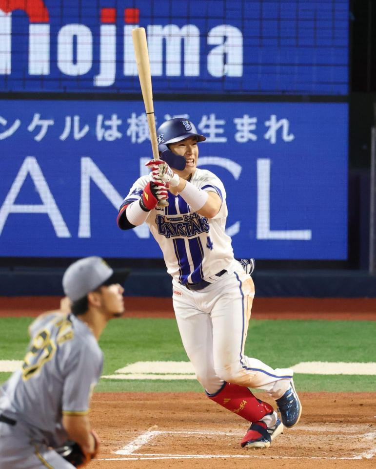 ３回、左前打を放つ度会（撮影・金田祐二）