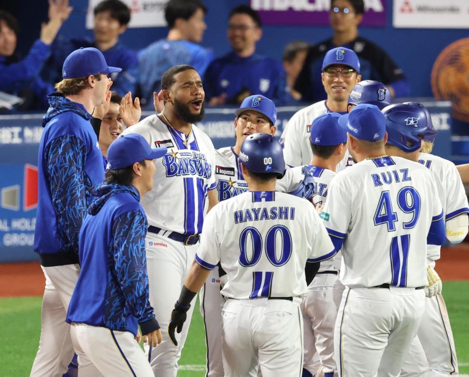 １１回、サヨナラ打お放ち喜ぶエンカーナシオン（撮影・金田祐二）