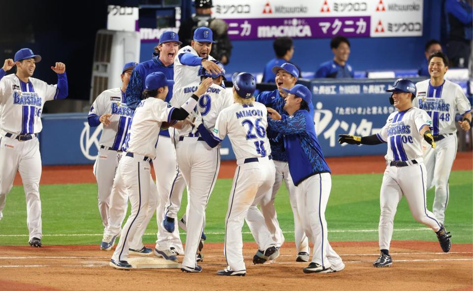 １１回、サヨナラ打を放ったエンカーナシオンに集まるＤｅＮＡナイン（撮影・金田祐二）