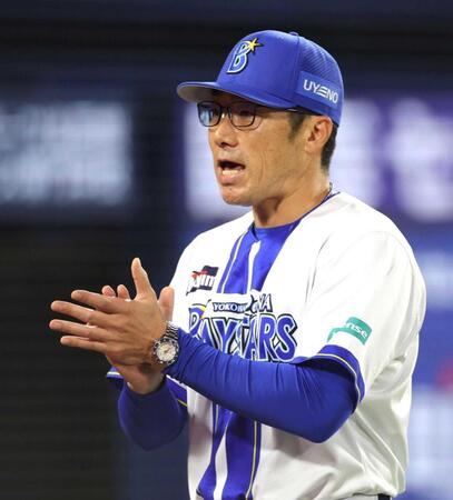 　８回、投手交代を告げ、ベンチへ戻る相川監督（撮影・西岡正）