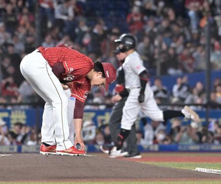 ６回、山口に２打席連続の本塁打を打たれた早川（左）＝撮影・持木克友