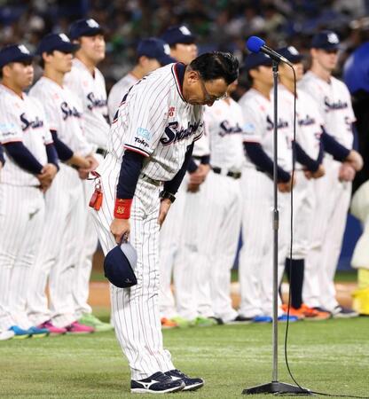 　本拠地最終戦セレモニーでファンに頭を下げる池山監督（撮影・中島達哉）