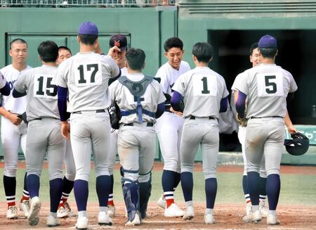 　試合後、花巻東・萬谷と笑顔で握手を交わす横浜・織田（撮影・和泉玲香）