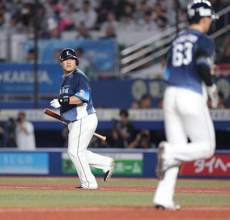 ８回、勝ち越しとなる押し出し四球を選び、一塁へ向かう中村剛（撮影・西岡正）
