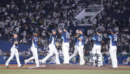 ロッテに勝利して２位を確定し、タッチを交わす西武ナイン（撮影・西岡正）