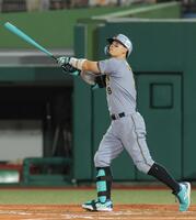 球宴第２戦、ソロを放つ佐藤輝＝７月２９日