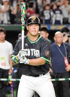 球宴でカラフルなバットを使う巨人・岡本和真＝２０１９年