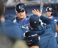 ８回、勝ち越しとなる四球を選び、ナインとタッチをン交わす中村剛（撮影・西岡正）