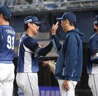 ロッテに勝利し、ナインとタッチを交わす西口監督（右）＝撮影・西岡正