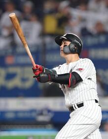 ３回、左越えに先制ソロを放つ山口（撮影・西岡正）