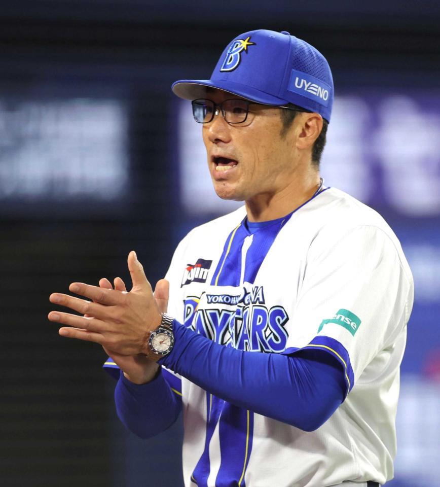 　８回、投手交代を告げ、ベンチへ戻る相川監督（撮影・西岡正）