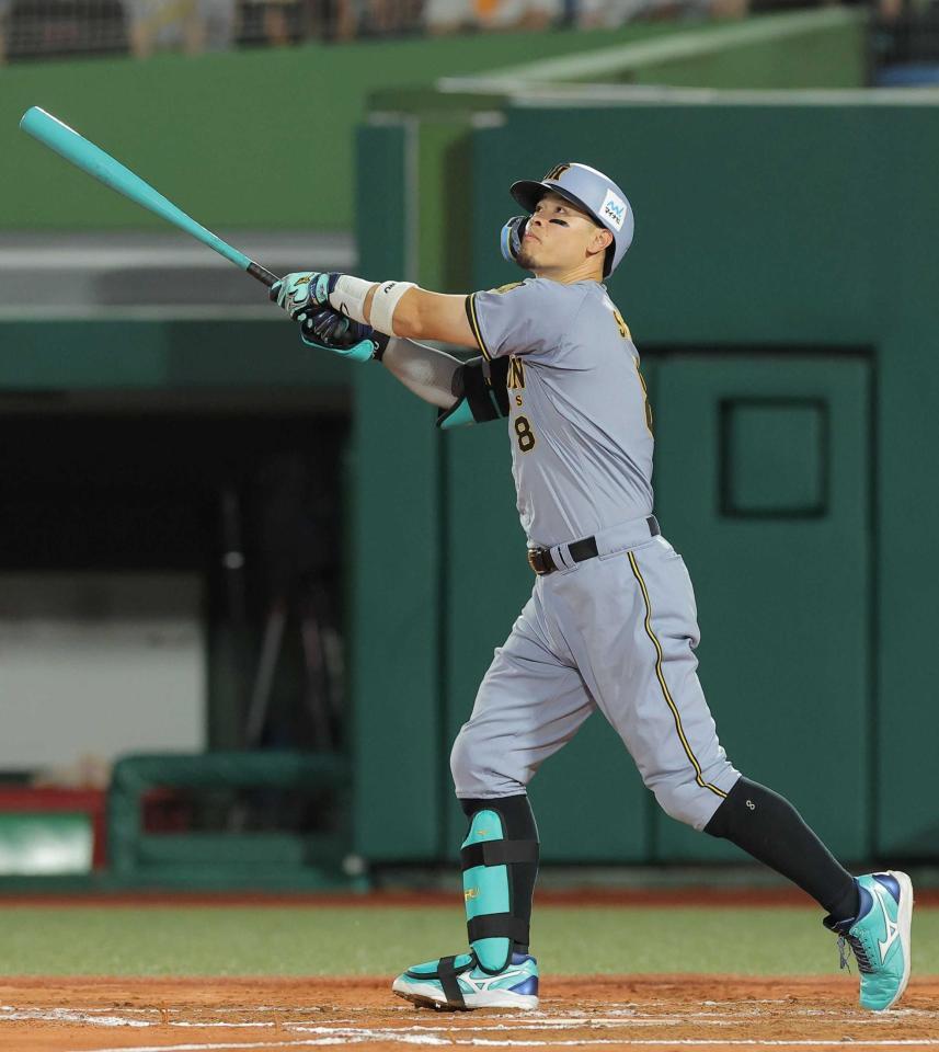 球宴第２戦、ソロを放つ佐藤輝＝７月２９日