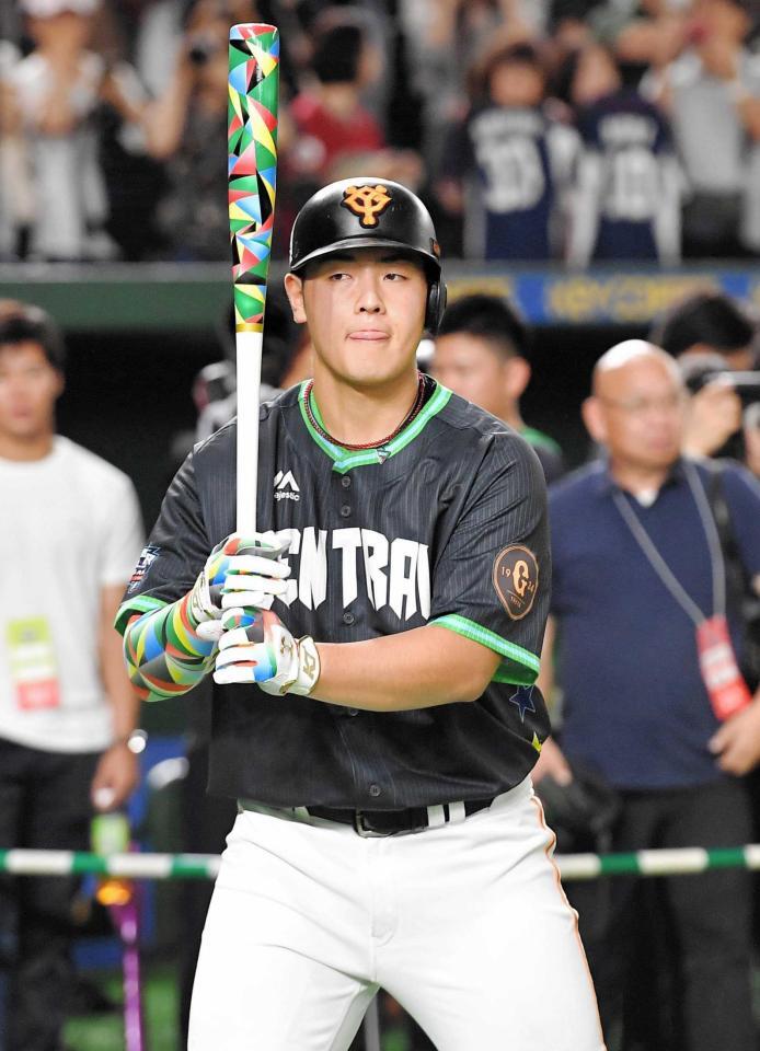 球宴でカラフルなバットを使う巨人・岡本和真＝２０１９年