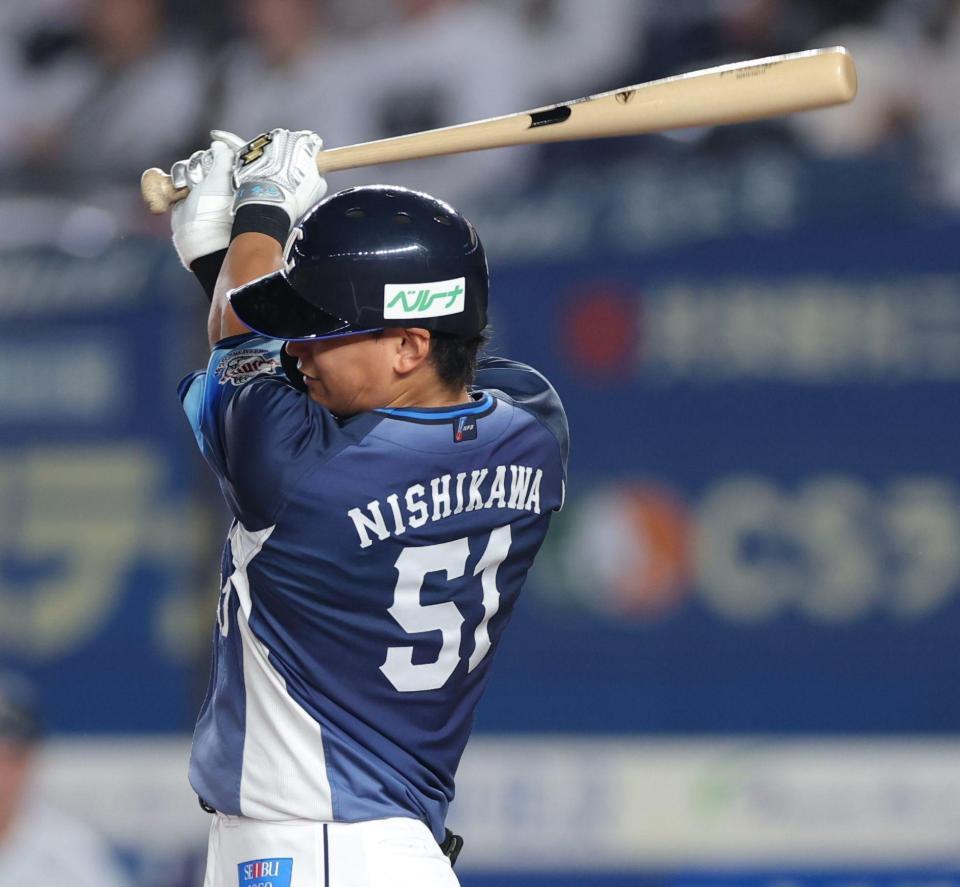 ９回西武１死満塁、右前適時打を放つ西武・西川愛也＝ＺＯＺＯマリンスタジアム（撮影・西岡正）