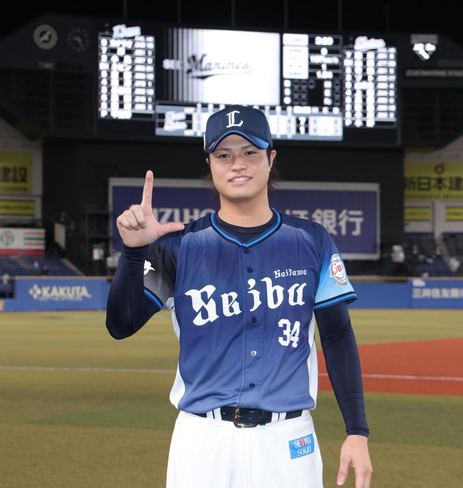 ヒーローインタビューの後、ポーズを決める甲斐野央（撮影・西岡正）