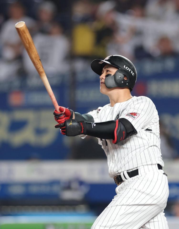 ３回、左越えに先制ソロを放つ山口（撮影・西岡正）