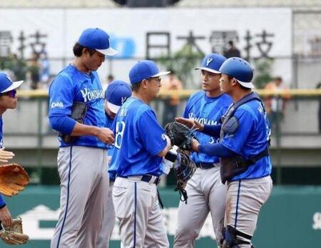 ９月２７日の巨人戦でマウンドに集まる藤浪（左端）と益子（右端）