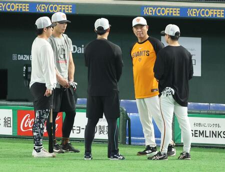 若手野手を集めて話す橋上監督代行（撮影・金田祐二）