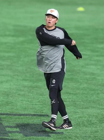 調整する坂本（撮影・金田祐二）