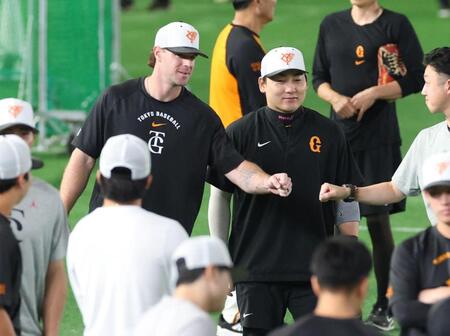 合流し丸（中央右）らと笑顔のキャベッジ（撮影・金田祐二）