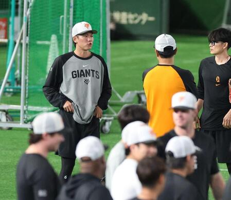 練習前に橋上監督代行と話す坂本（撮影・金田祐二）