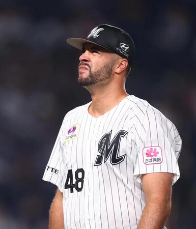 ２回を投げ終えベンチに戻るルケーシー（撮影・石井剣太郎）