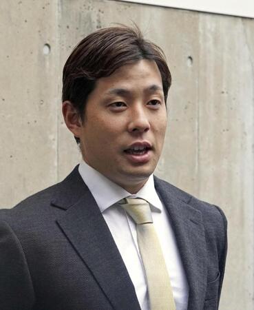　取材に応じるソフトバンクの大江竜聖投手