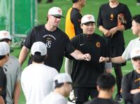 合流し丸（中央右）らと笑顔のキャベッジ（撮影・金田祐二）