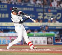 ３回、左前打を放つ西川（撮影・石井剣太郎）