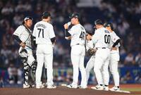 ８回、冨士（中央）のもとに集まるロッテナイン（撮影・石井剣太郎）