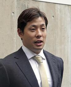 　取材に応じるソフトバンクの大江竜聖投手