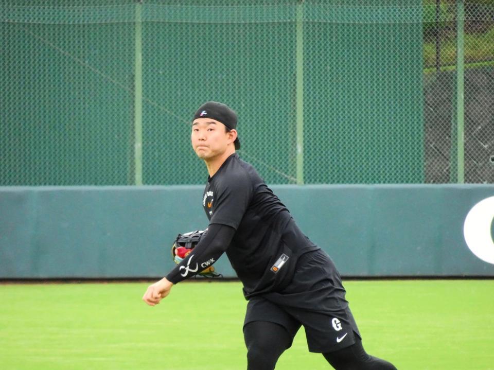 ジャイアンツ球場で自主練習する小笠原（１０月４日）