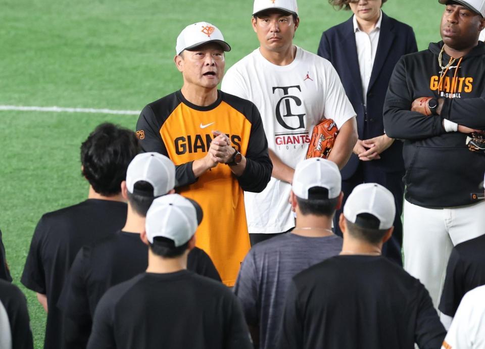練習前、話しをする橋上監督代行（撮影・金田祐二）