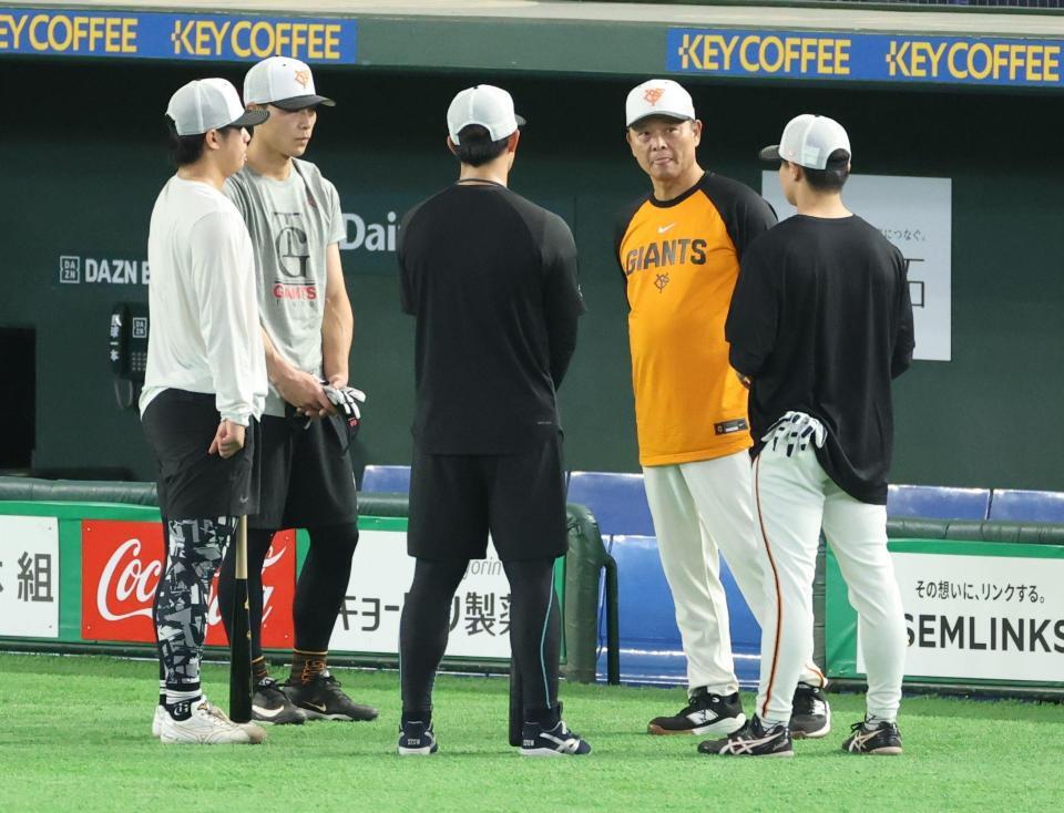 若手野手を集めて話す橋上監督代行（撮影・金田祐二）