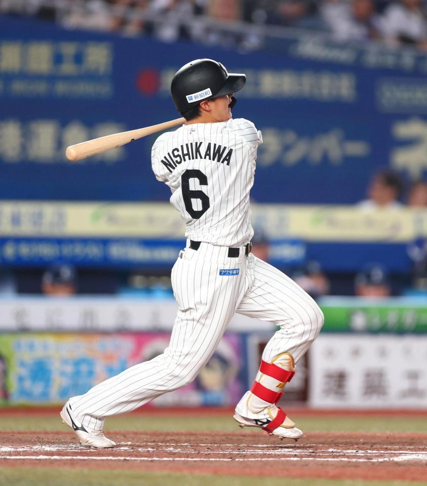 ３回、左前打を放つ西川（撮影・石井剣太郎）