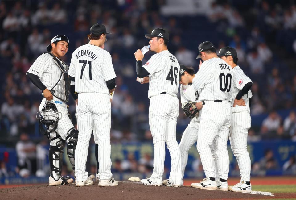 ８回、冨士（中央）のもとに集まるロッテナイン（撮影・石井剣太郎）