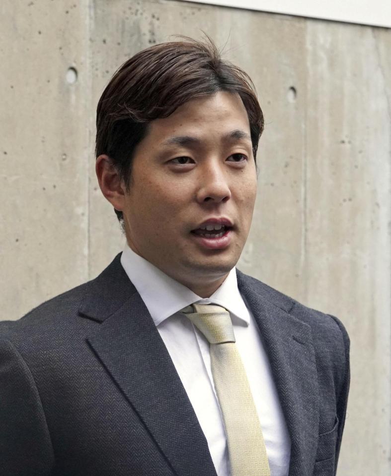 　取材に応じるソフトバンクの大江竜聖投手