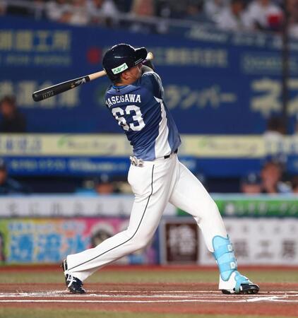 １回、先制本塁打を放つ長谷川（撮影・石井剣太郎）