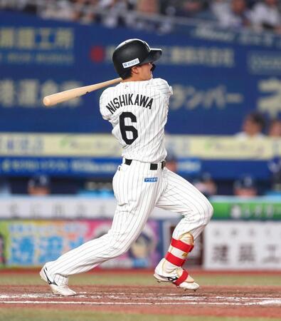 　３回、左前打を放つ西川（撮影・石井剣太郎）