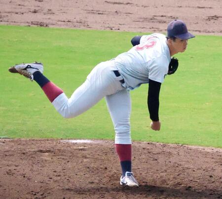　５回から登板した近大・宮原